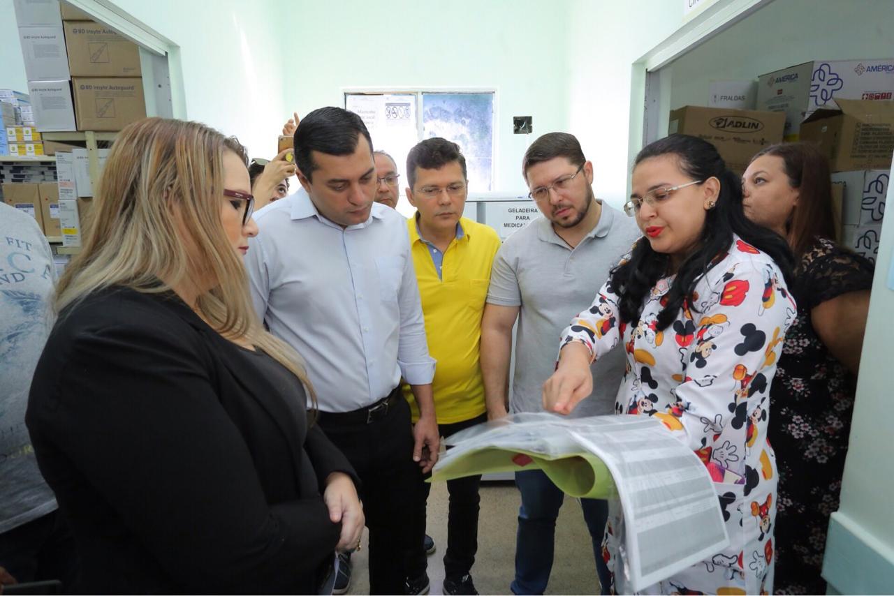 Wilson Lima e Carlos Almeida conferem atendimento da maternidade Balbina Mestrinho