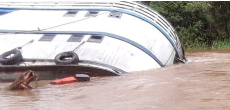 Barco com 33 pessoas naufraga no Rio Purus