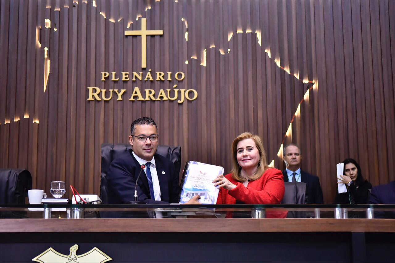 Presidente do TCE entrega prestação de contas de 2018 à Aleam