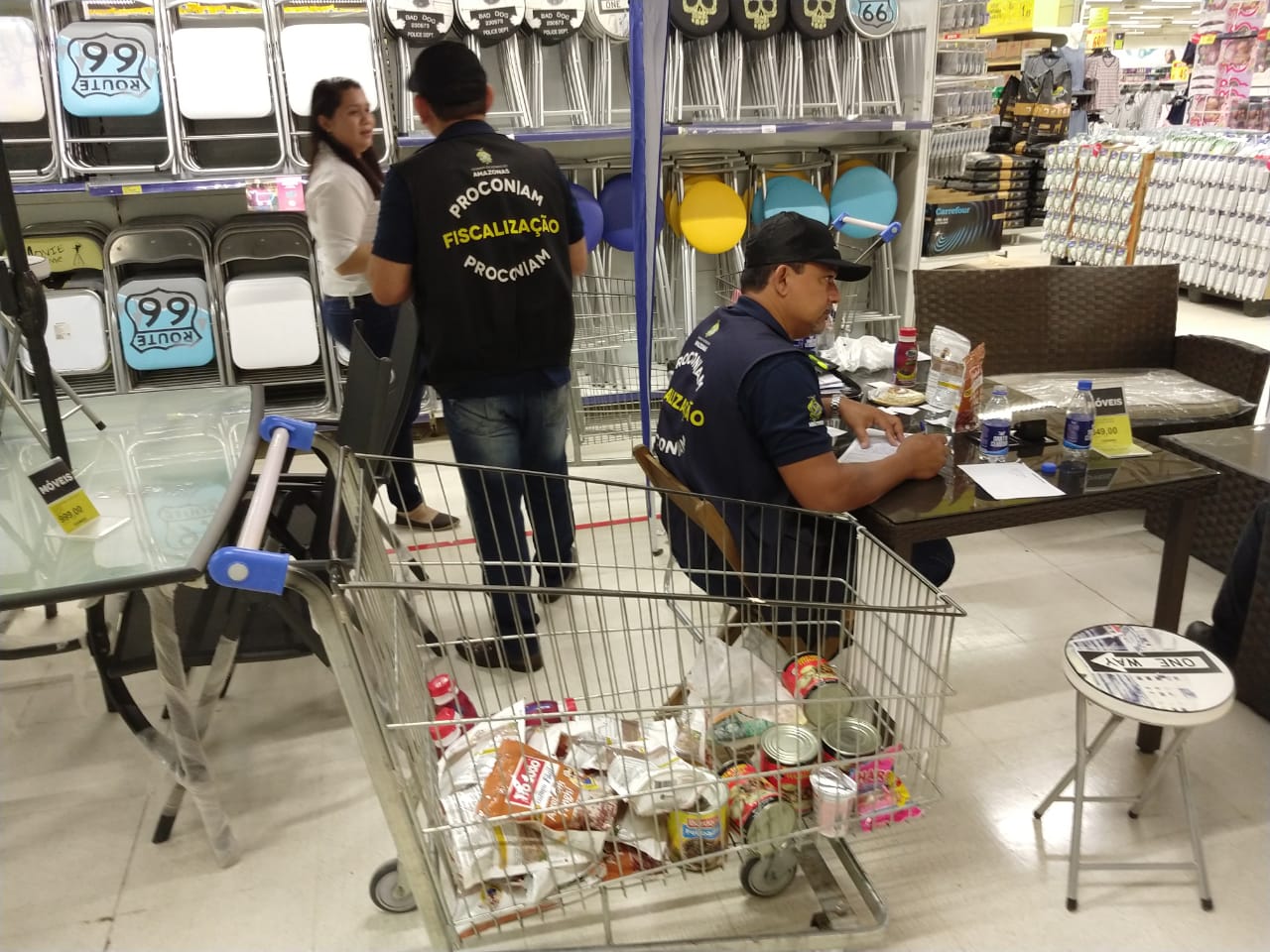 Procon apreende alimentos impróprios para o consumo﻿ no Carrefour de Flores