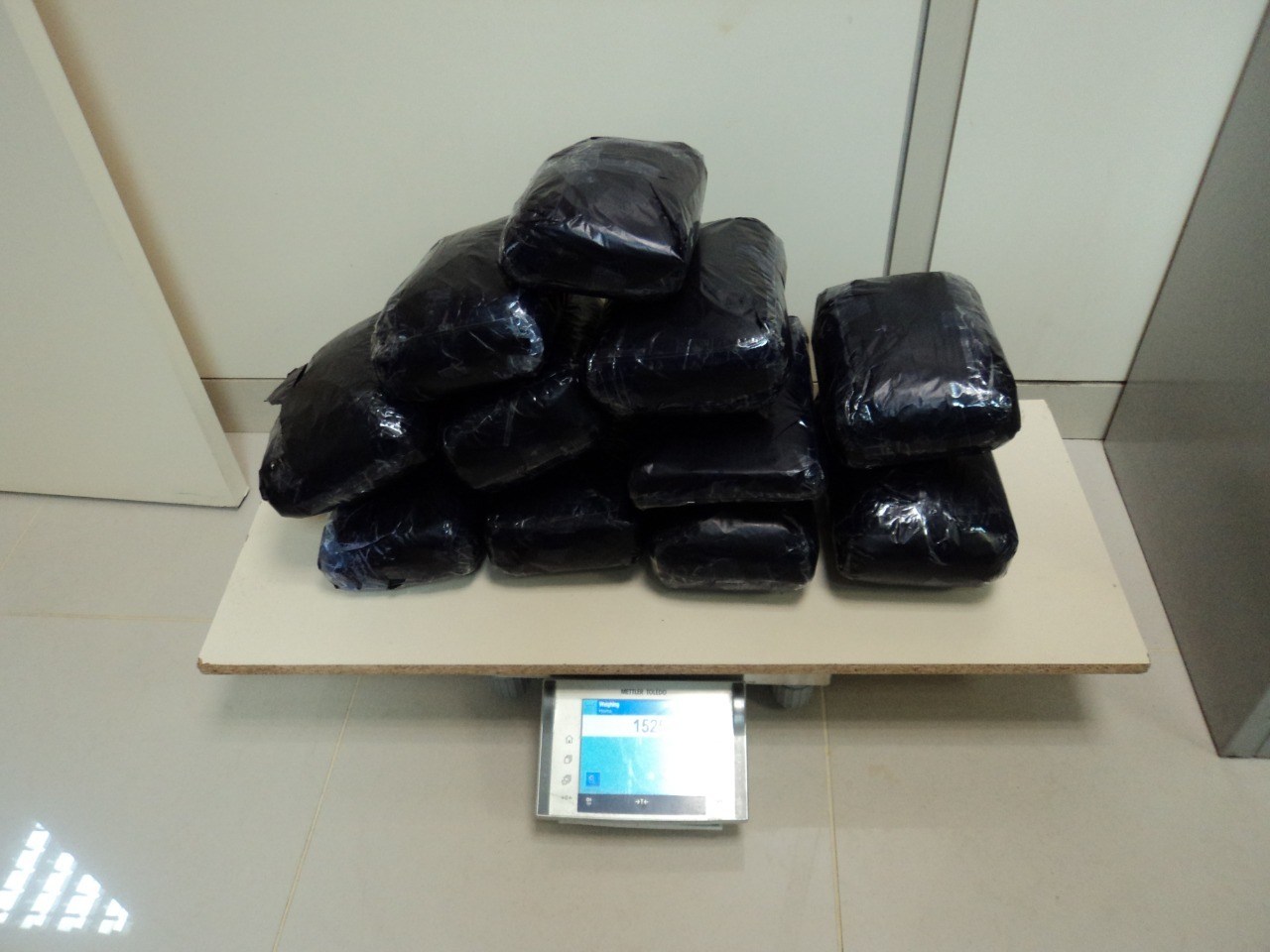 Mulheres são presas com 25kg de drogas no aeroporto