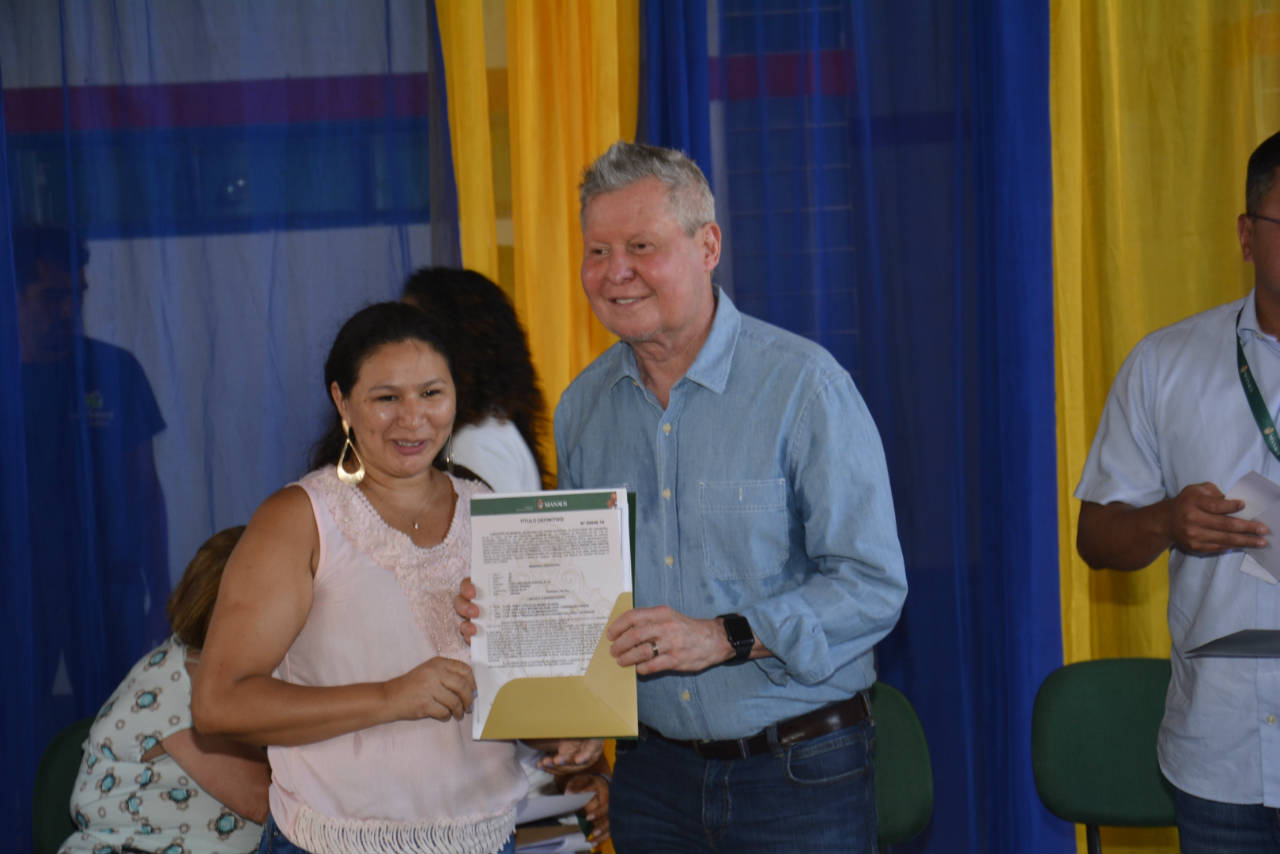 Arthur Virgílio entrega 200 títulos definitivos na Comunidade Cidade Alta