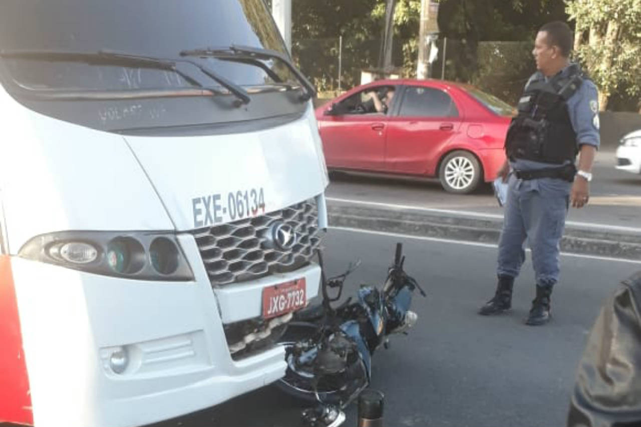 Motociclista morre atropelado por micro-ônibus na Torquato Tapajós