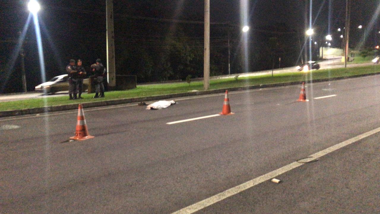 Corpo de jovem é jogado de veículo na estrada do aeroporto, em Manaus