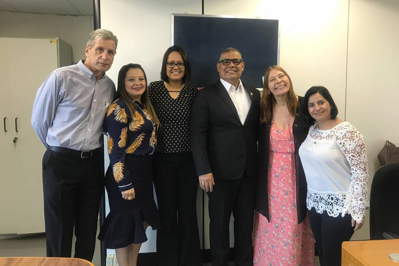 Vereador André Luiz entrega ao MEC cópia da Lei que inclui Libras nas telas dos cinemas