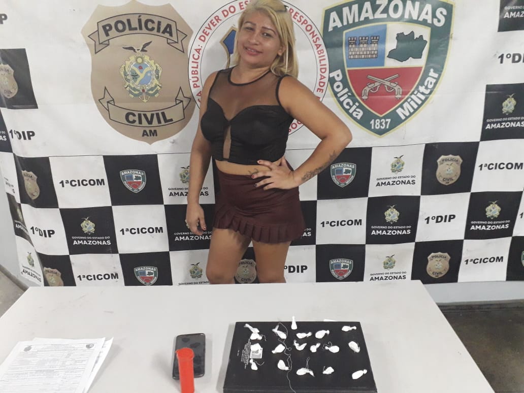Presa em Manaus faz pose durante apresentação na delegacia