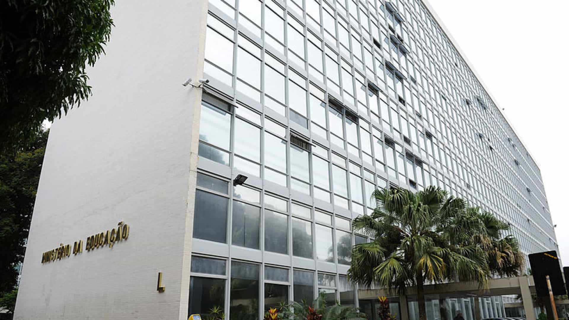 Perdido? MEC tem seis recuos e 15 exonerações em três meses