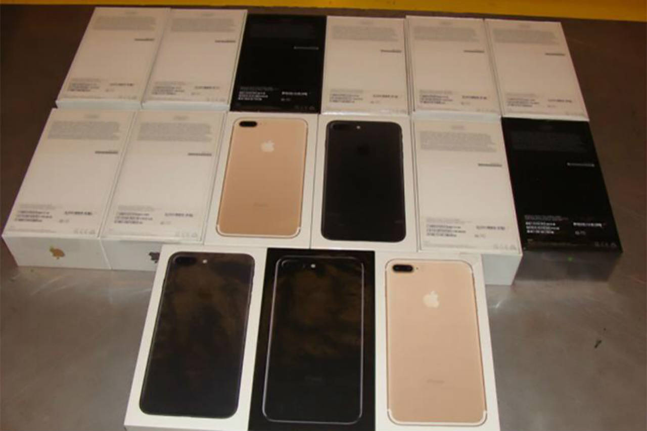 Receita Federal faz leilão de iPhones e outros itens em Manaus