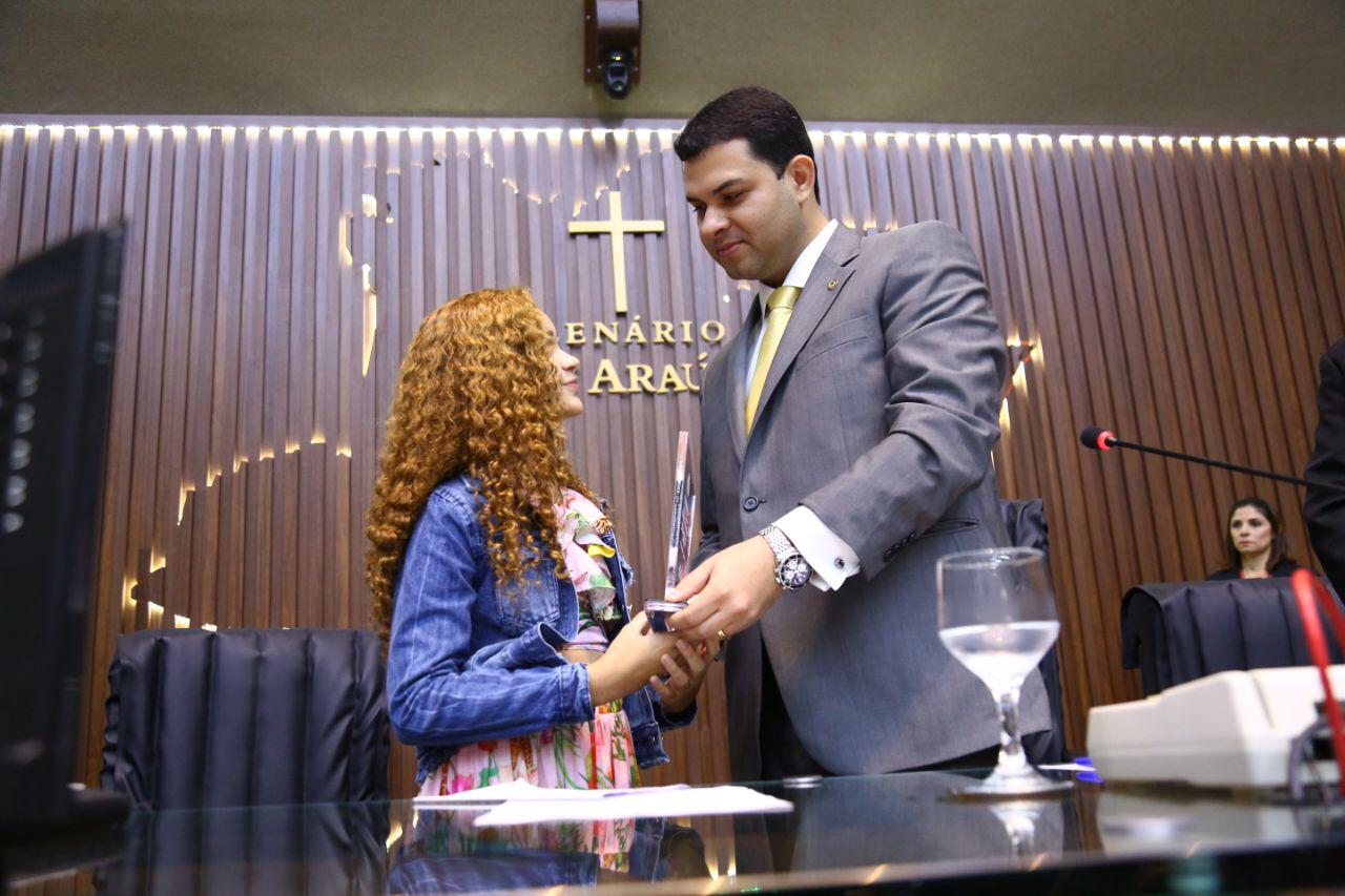 Raylla Araújo recebe homenagem na Aleam