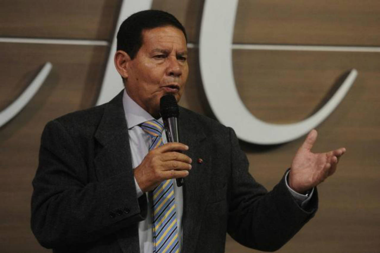 Mourão: &#8216;Olavo deve se limitar à função que desempenha bem, de astrólogo&#8217;