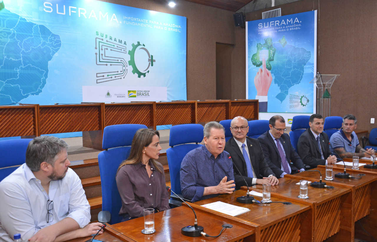 Arthur Virgílio entrega à Suframa projeto licitado para recuperação do Distrito Industrial