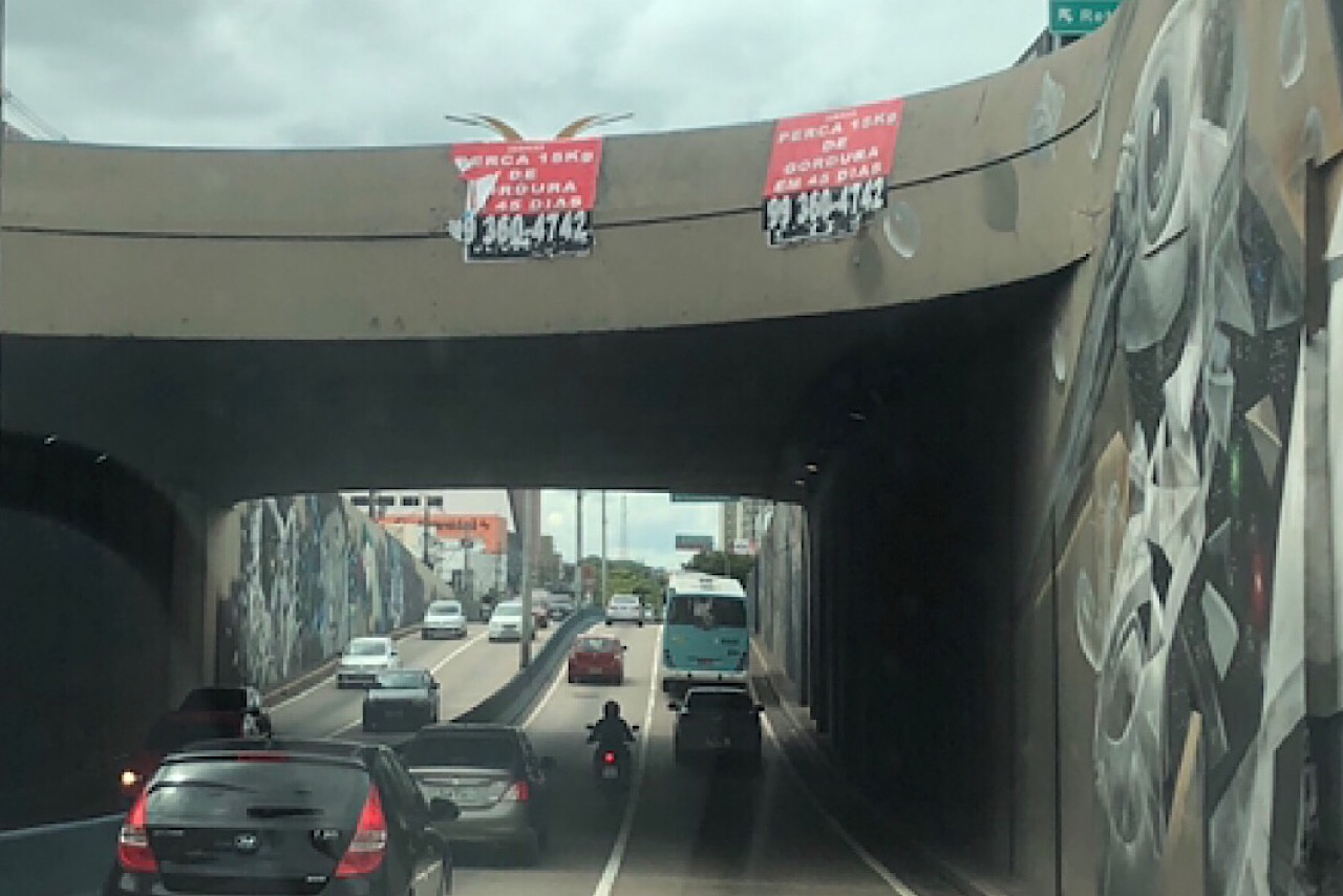 Prefeitura aciona Polícia Civil para parar grupo que suja Manaus com cartaz &#8216;perca peso&#8217;