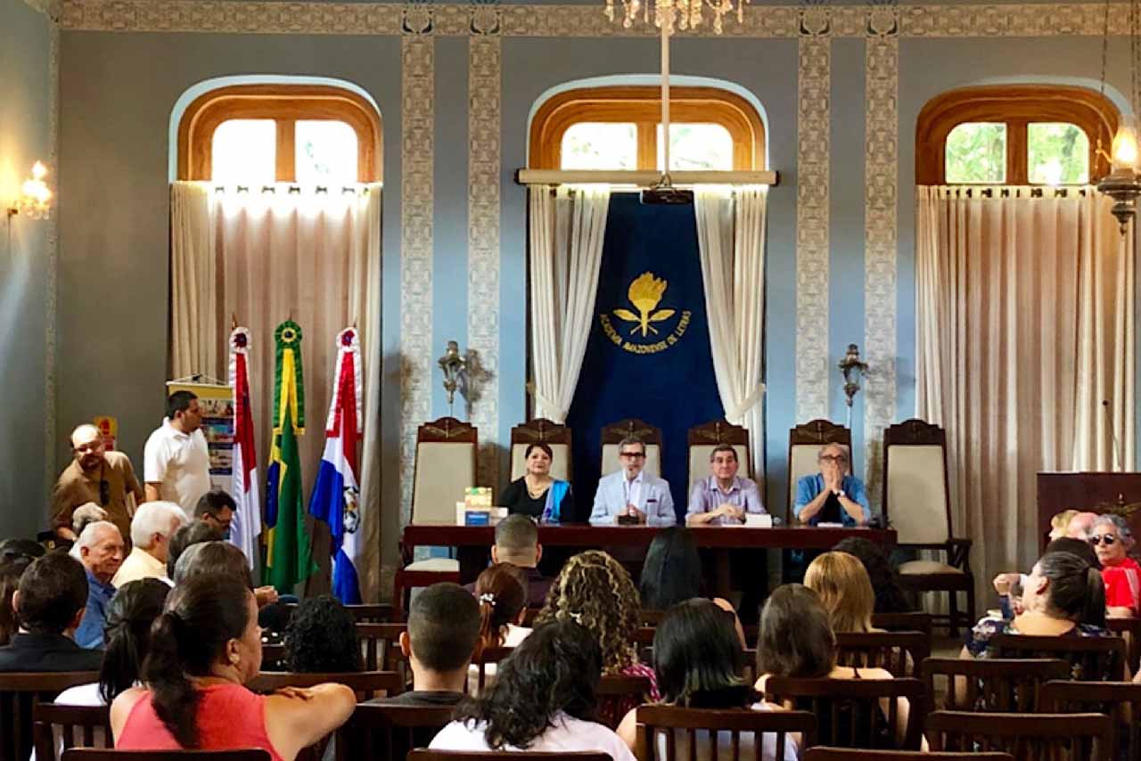 Sábado de autógrafos na Academia de Letras é marcada pelo bom humor