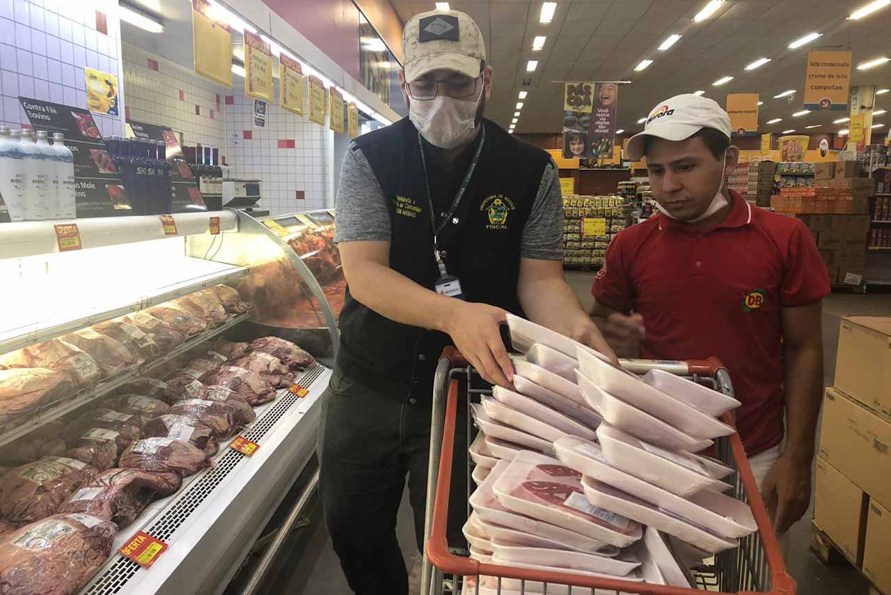 Procon apreende 200kg de carne duvidosa no DB da Compensa
