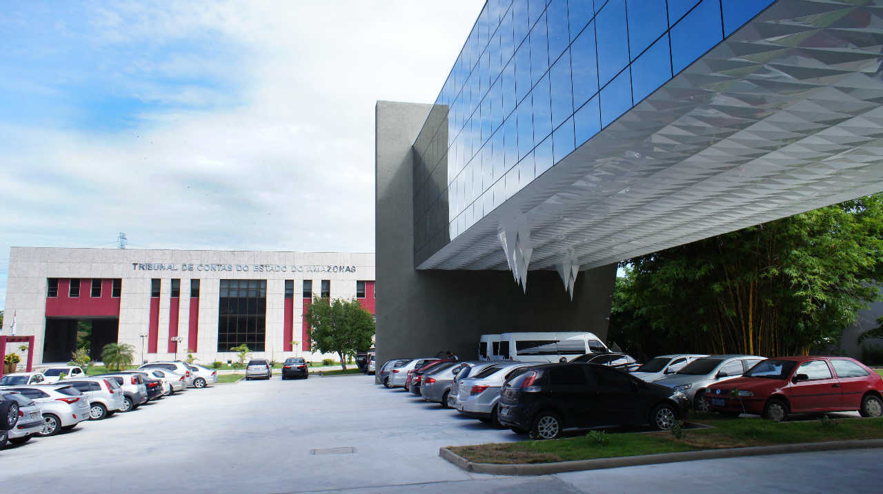 Amazonas tem quase R$ 900 milhões em obras paralisadas, aponta relatório do TCE