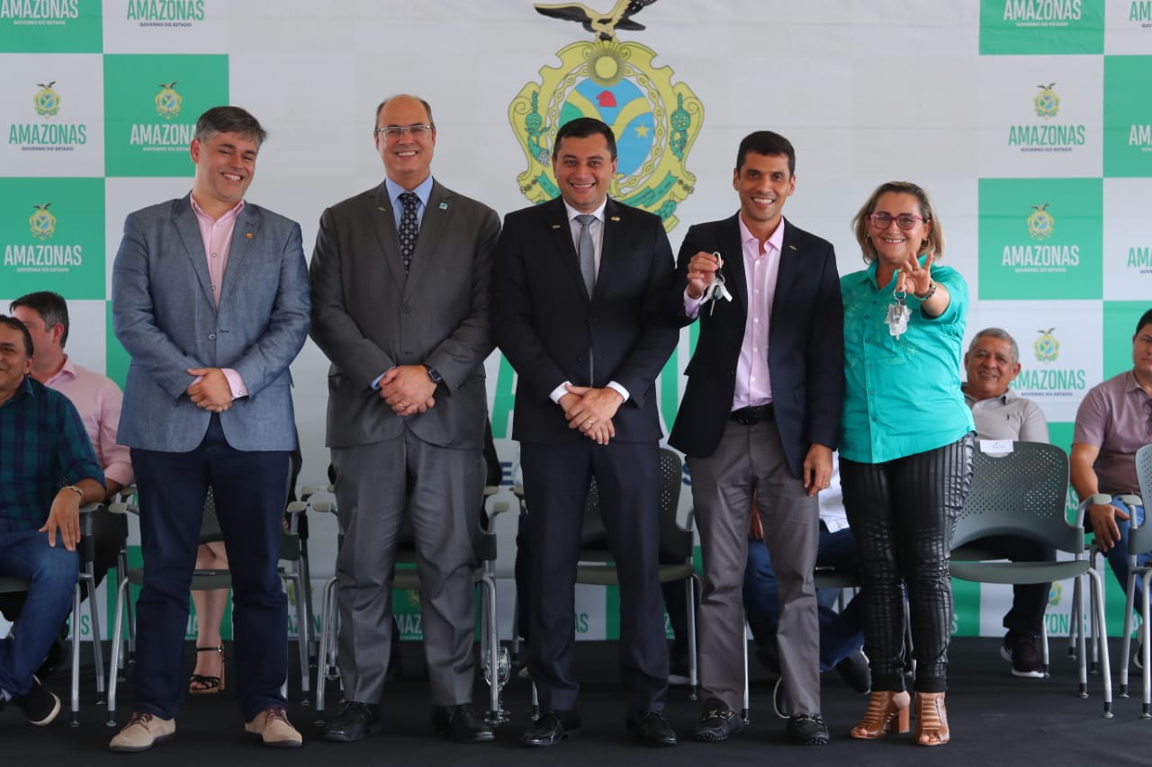 Wilson Lima entrega 37 veículos para unidades básicas de saúde de 25 municípios