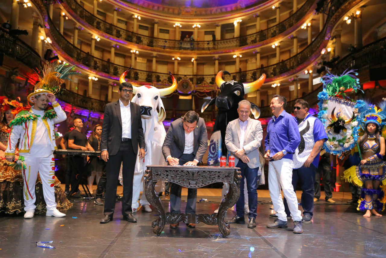 Caprichoso e Garantido recebem apoio do Governo e da Coca-Cola