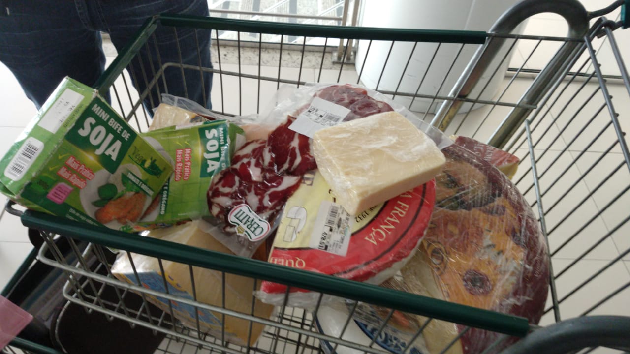 Procon-AM apreende bebidas, embutidos e enlatados no Empório Roma