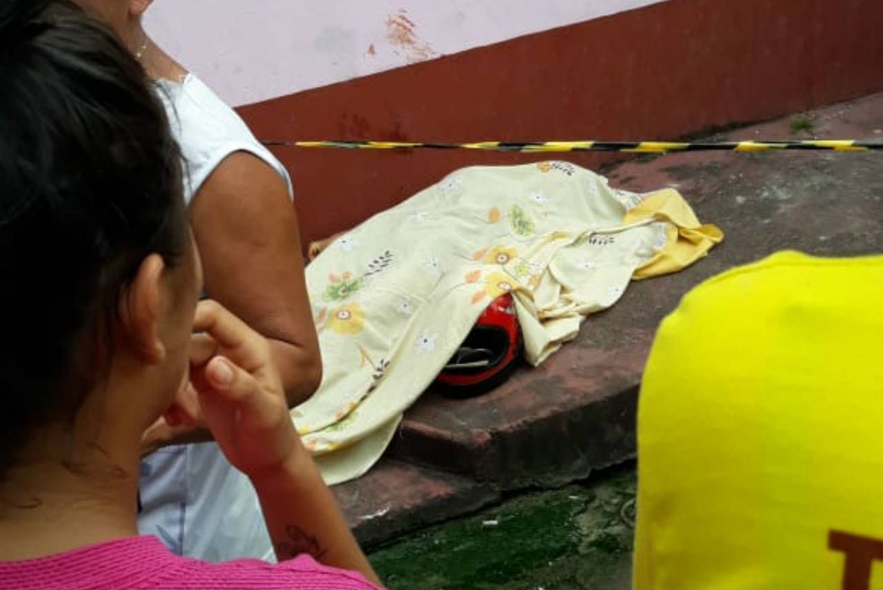 Mãe é morta a tiros em assalto no São José após deixar filha na escola