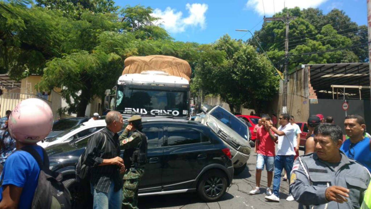 Acidente envolvendo nove veículos deixa trânsito lento na Av. Umberto Calderaro