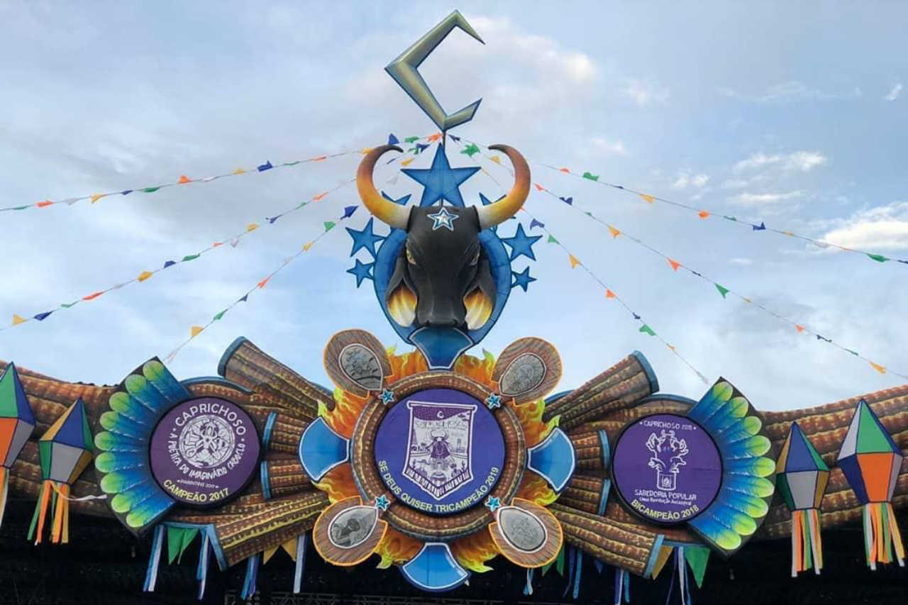 Tricampeonato do Caprichoso já começou nos galpões do boi