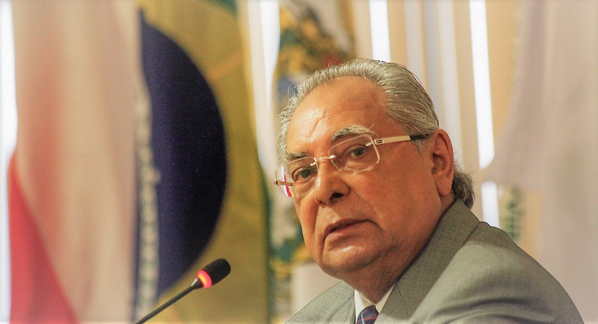 MP-AM vai apurar construção de muro na casa de Amazonino