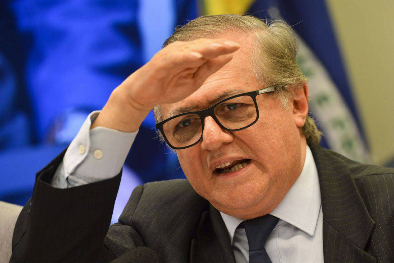 Bolsonaro exonera Vélez e anuncia Weintraub como sucessor no MEC