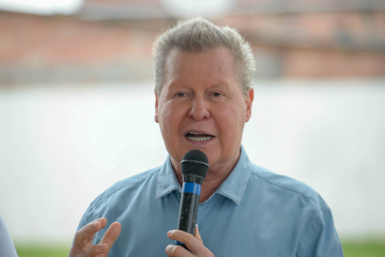 Arthur revela que compra de ônibus na gestão Amazonino virou um problema diplomático