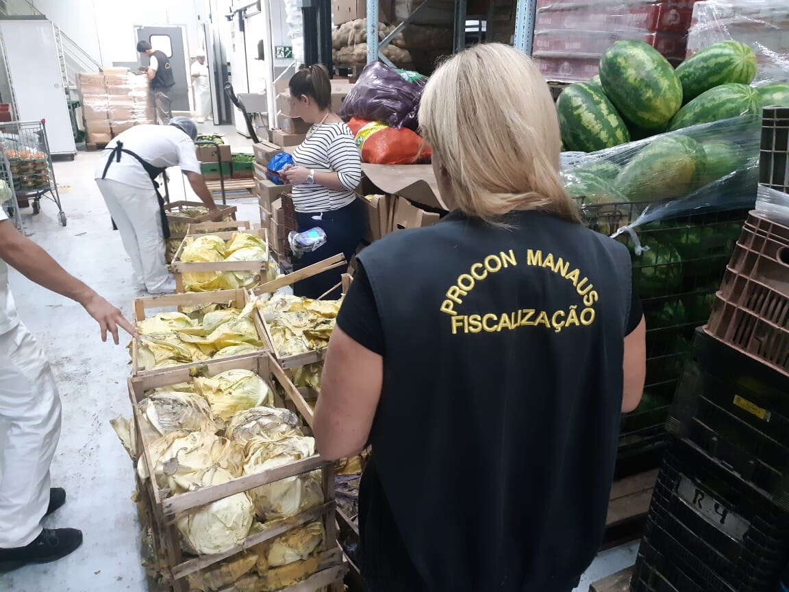 Procon apreende mais de 1 tonelada de alimentos impróprios nos supermercados Rodrigues e Vitória