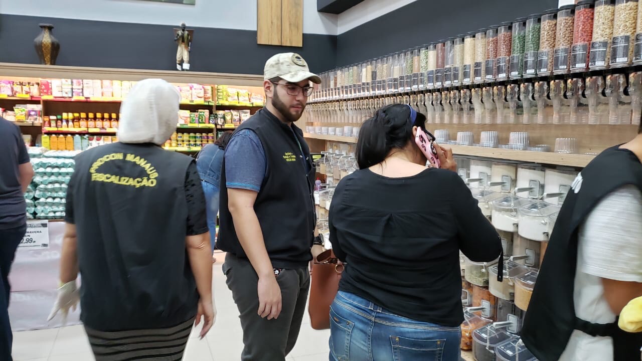 Supermercado Vitória é multado pelo Procon Manaus por venda de alimentos impróprios para consumo