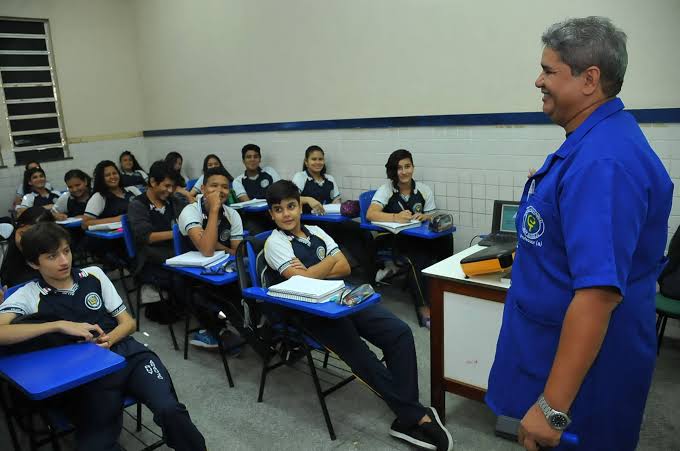 Estudantes terão aula aos sábados e feriados para repor dias de greve dos professores