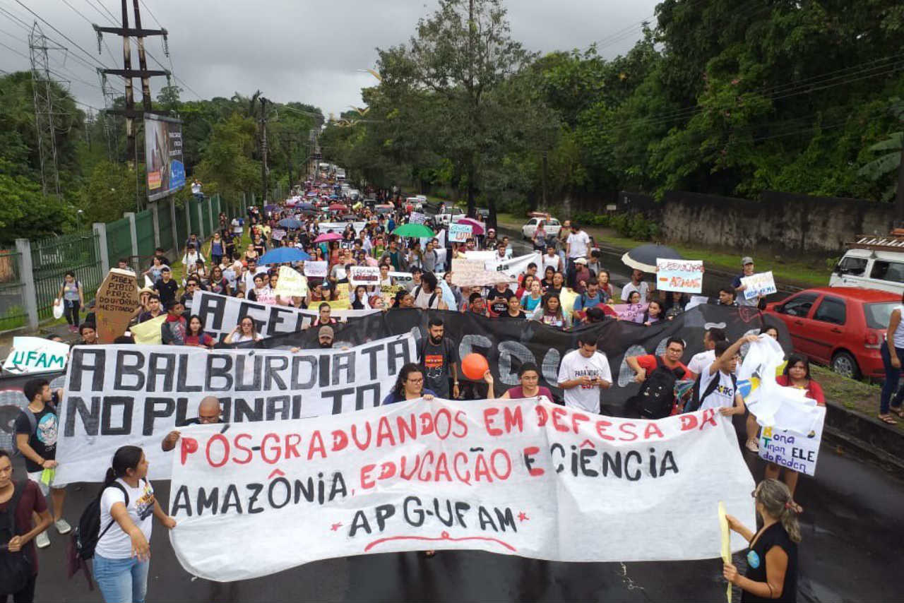 Alunos e professores da Ufam protestam contra o corte de verbas