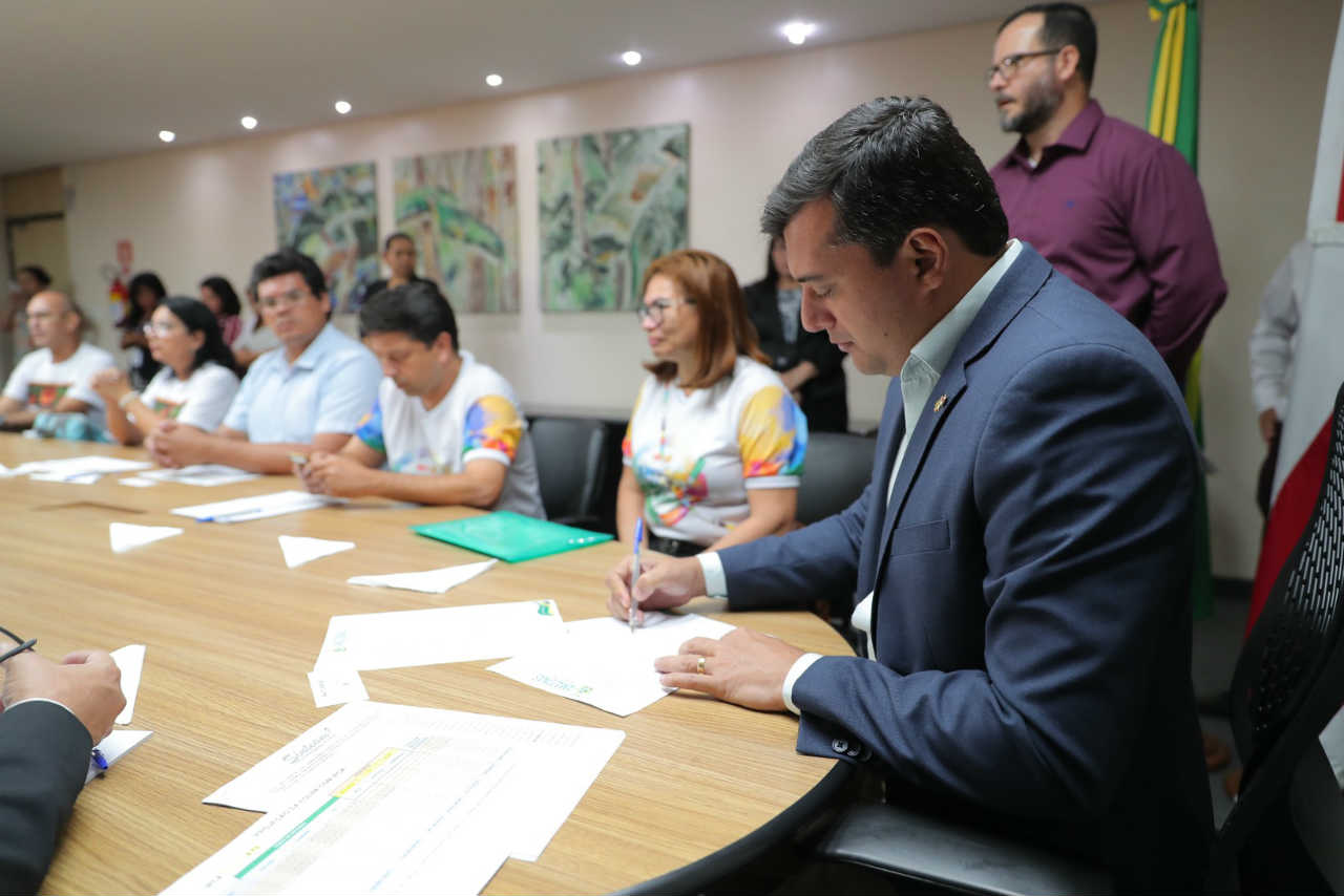 Wilson determina estudo sobre auxílios alimentação e transporte dos professores