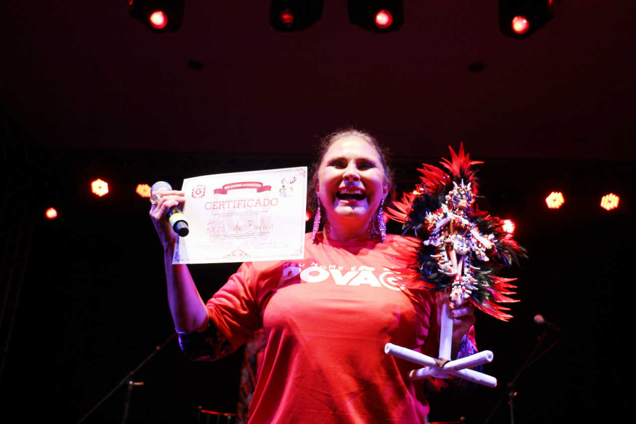 Fafá de Belém recebe homenagem surpresa do Garantido durante show em Manaus