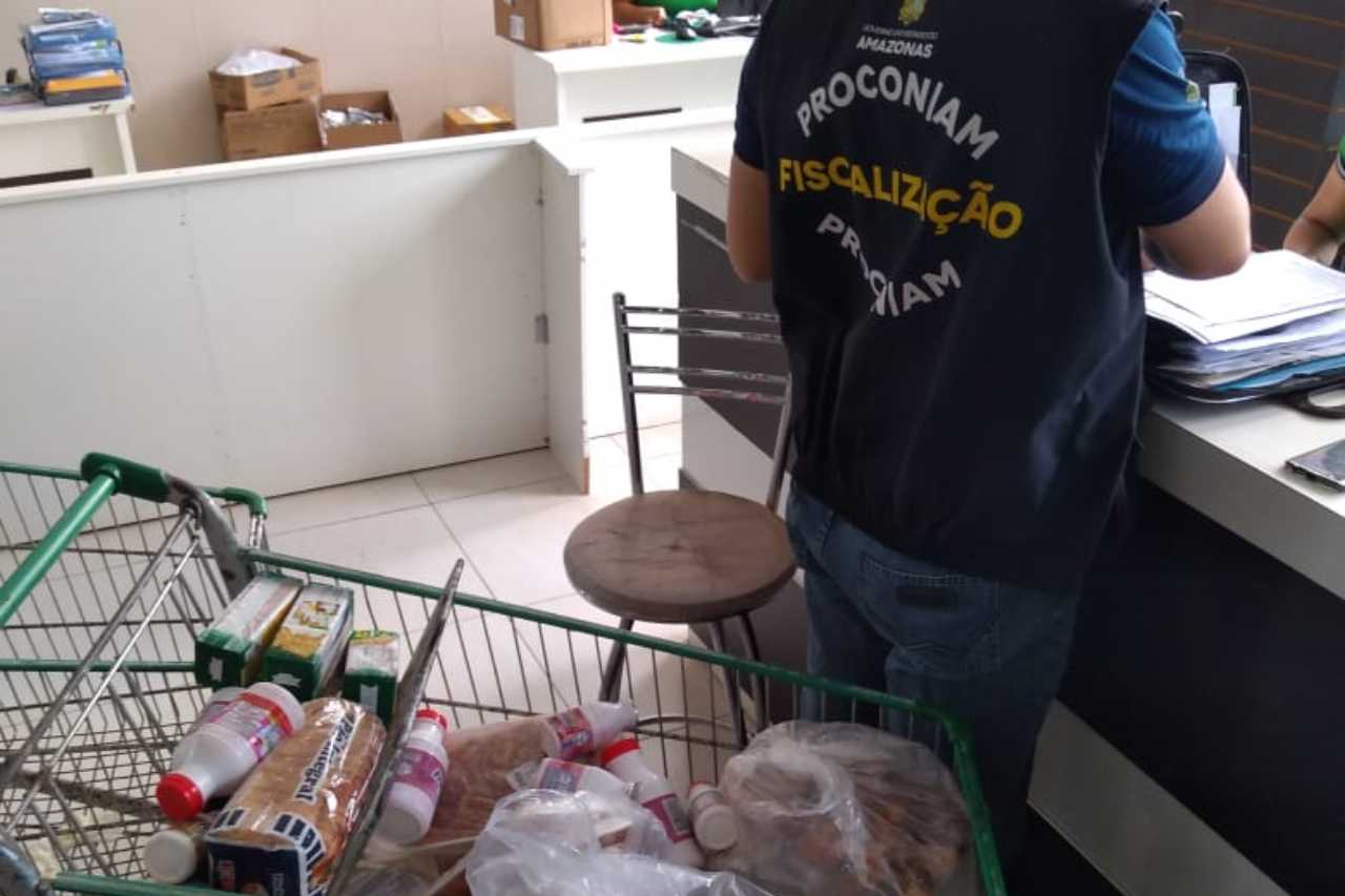 Procon apreende 200 kg de alimentos vencidos em Itacoatiara