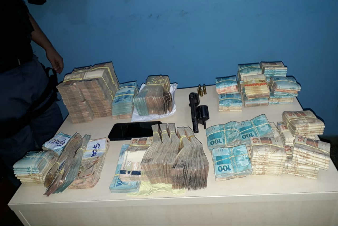 Trio é preso com R$ 270 mil, arma e munições em picape na AM-010