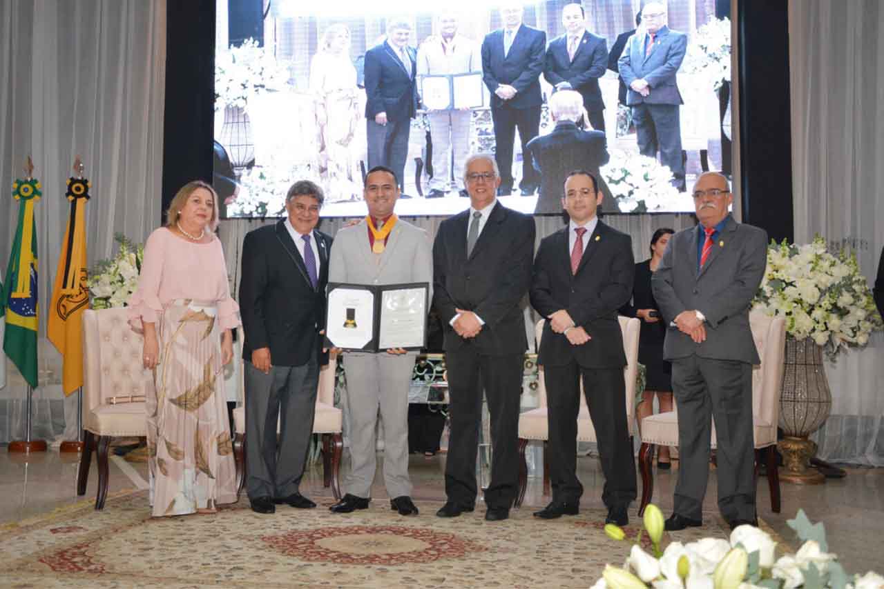 Presidente do CRF-AM é agraciado com Comenda do Mérito Farmacêutico