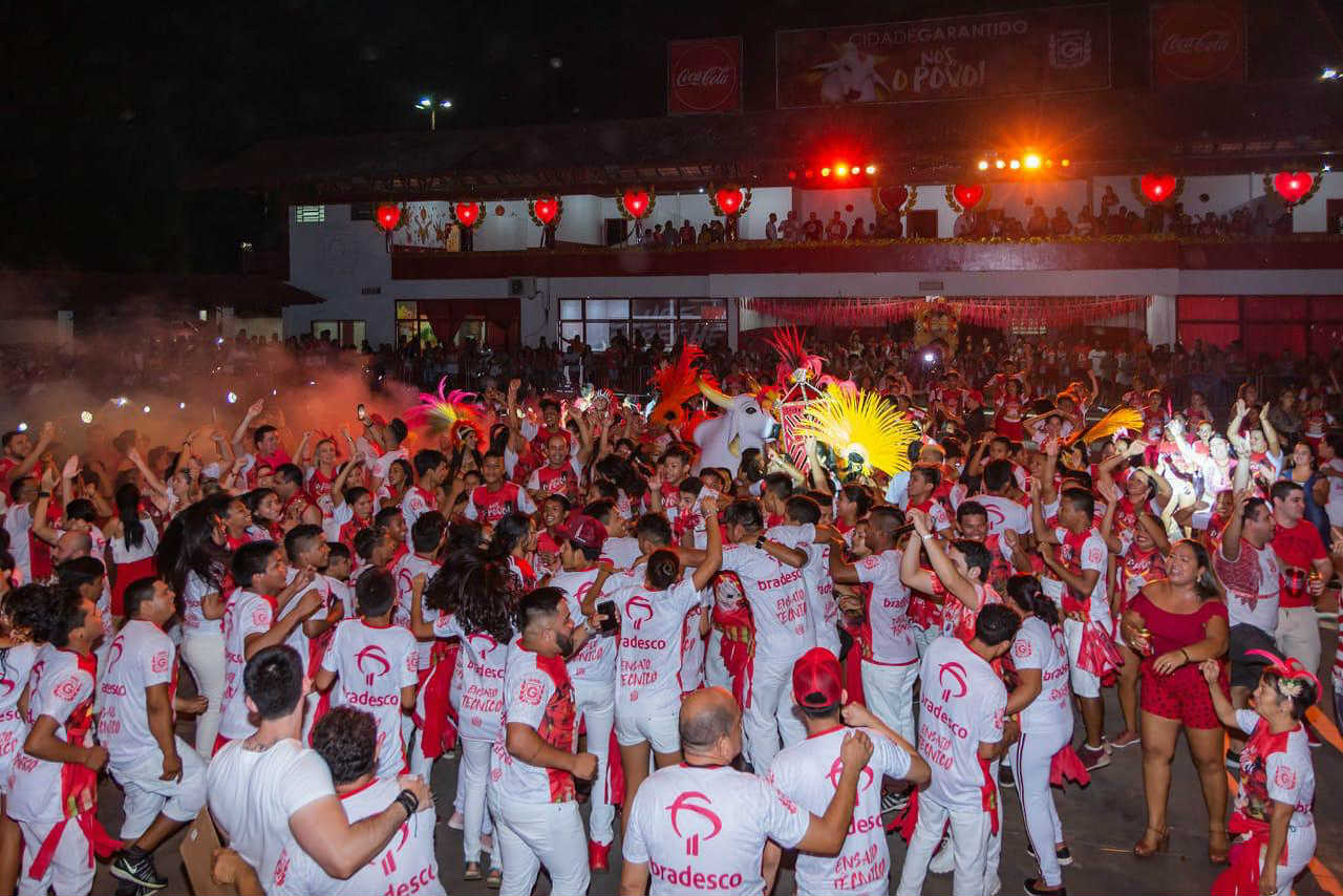 A uma semana da disputa: Caprichoso na toada do tri; Garantido ensaia com a galera