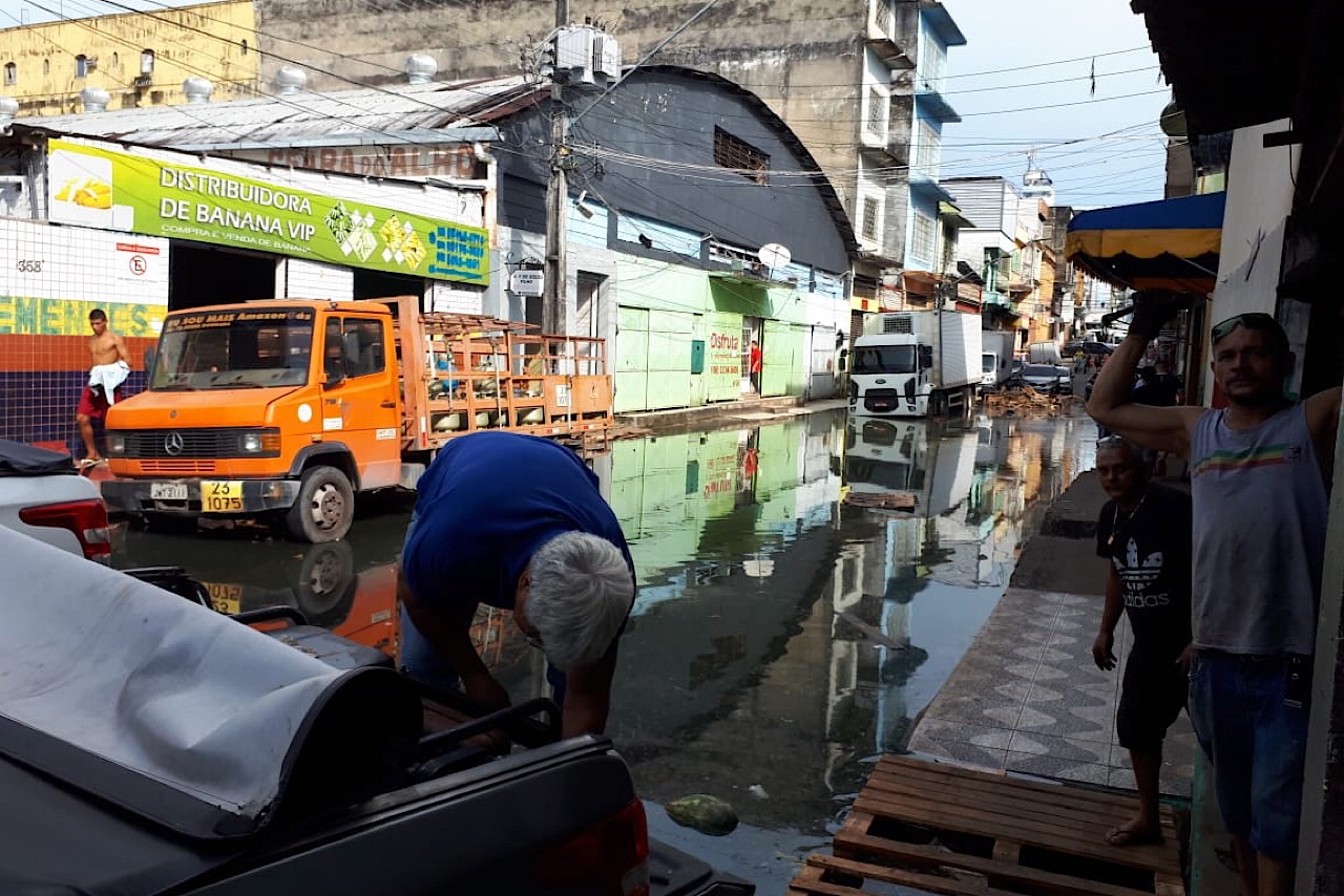 Cheia do Rio Negro já começa a alagar ruas do Centro de Manaus