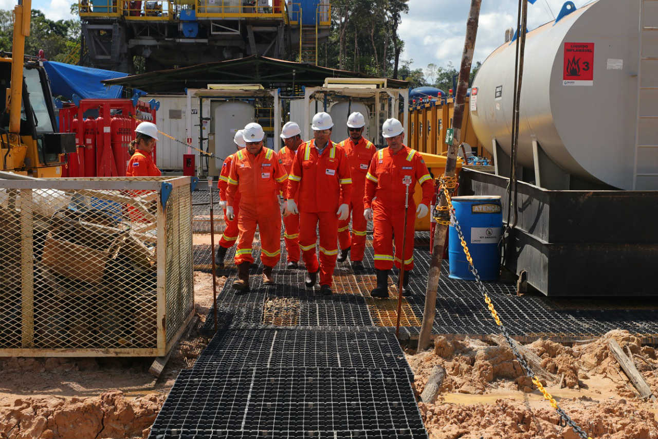 Wilson visita área de exploração de gás natural em Tefé