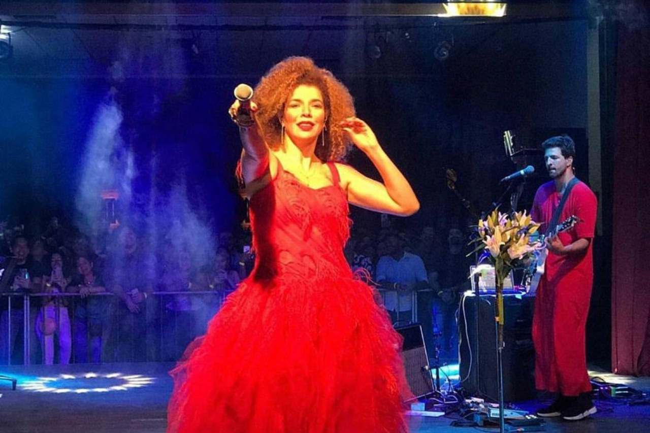 Vanessa da Mata faz defesa da Amazônia durante show em Manaus