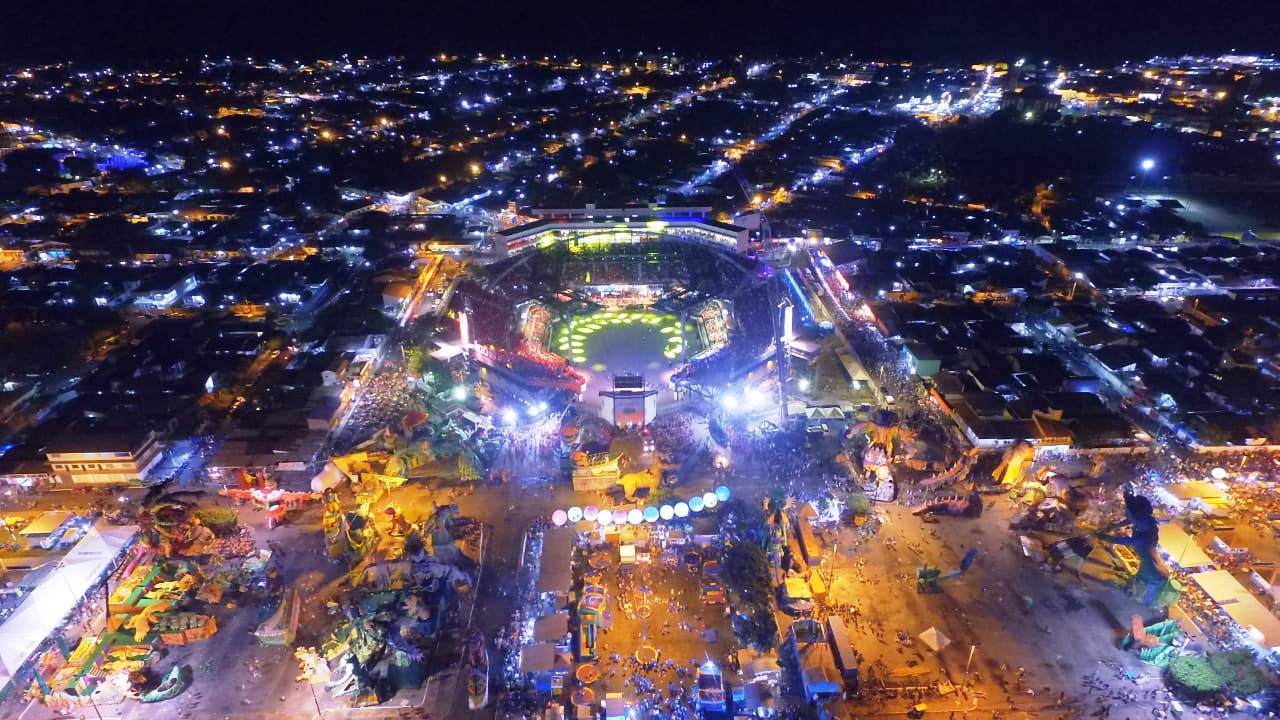 Jurados de oito estados julgam Caprichoso e Garantido