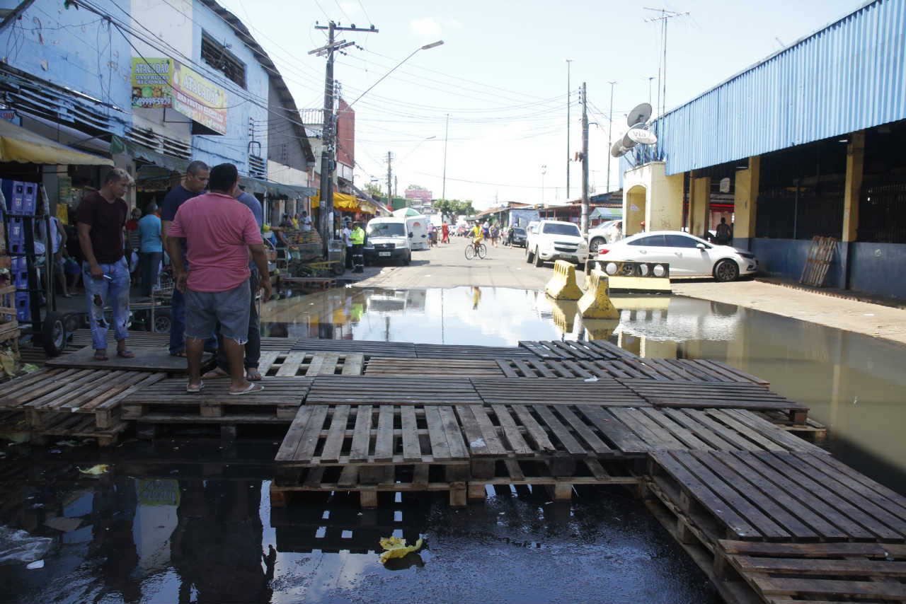 Trecho da rua Barão de São Domingos é interditado devido a cheia do rio Negro