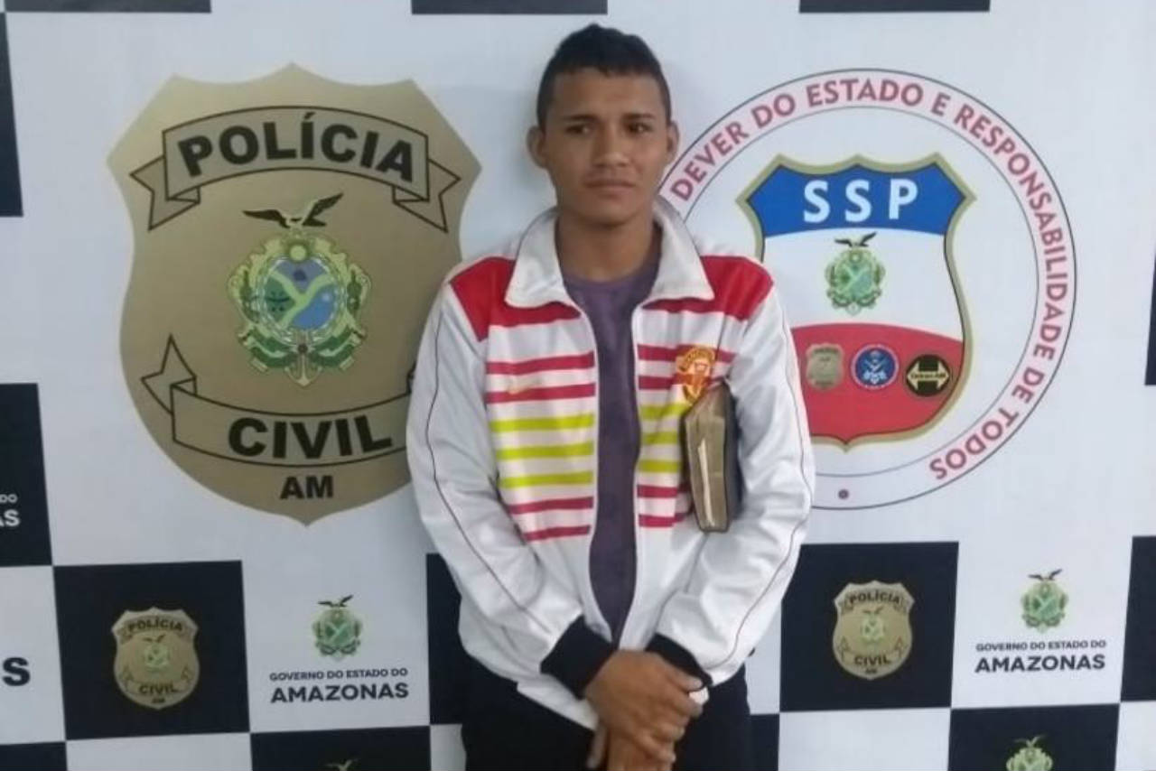 Suspeito de matar sargento da PM se entrega à polícia com bíblia no braço