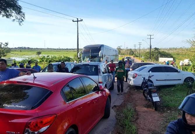 Taxistas bloqueiam parte da AM-010 em protesto pela falta infraestrutura