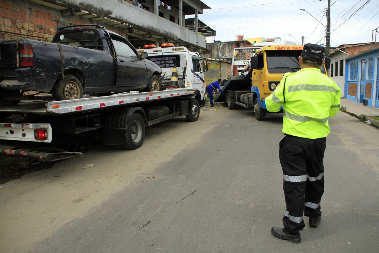 Operação Sucata retira carros abandonados das ruas de Manaus