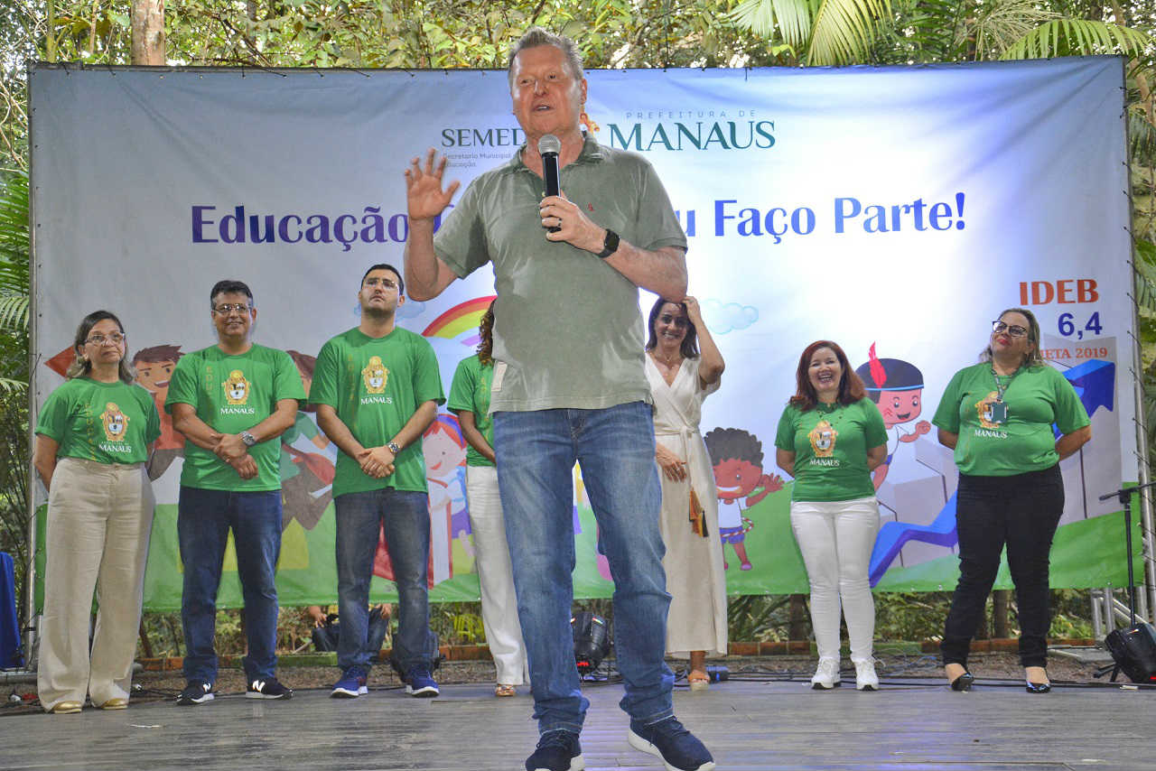 Arthur Virgílio assina ‘Pacto de Metas Educacionais’ para Manaus