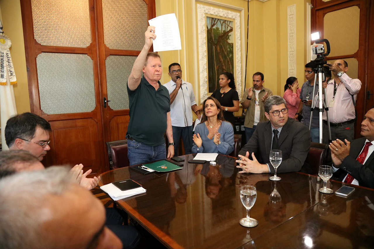 Arthur Virgílio decreta intervenção financeira nas empresas de ônibus