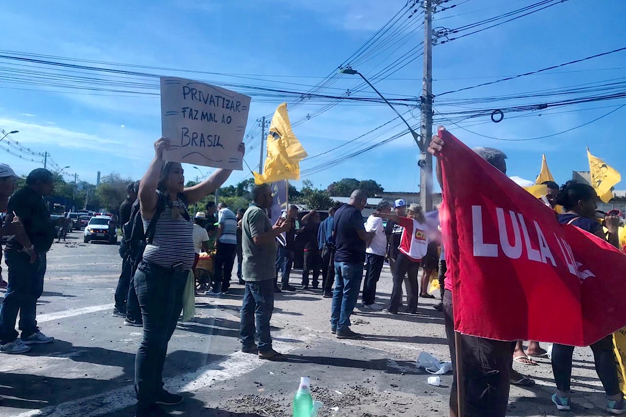 Manifestantes fazem protesto durante visita de Bolsonaro em Manaus