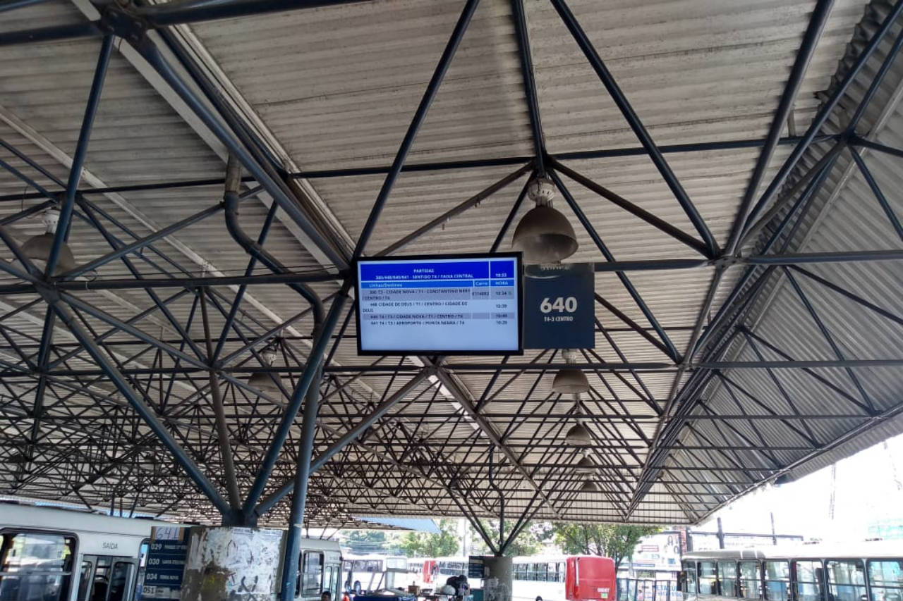 Monitores são instalados em terminal para mostrar o tempo de chegada de ônibus